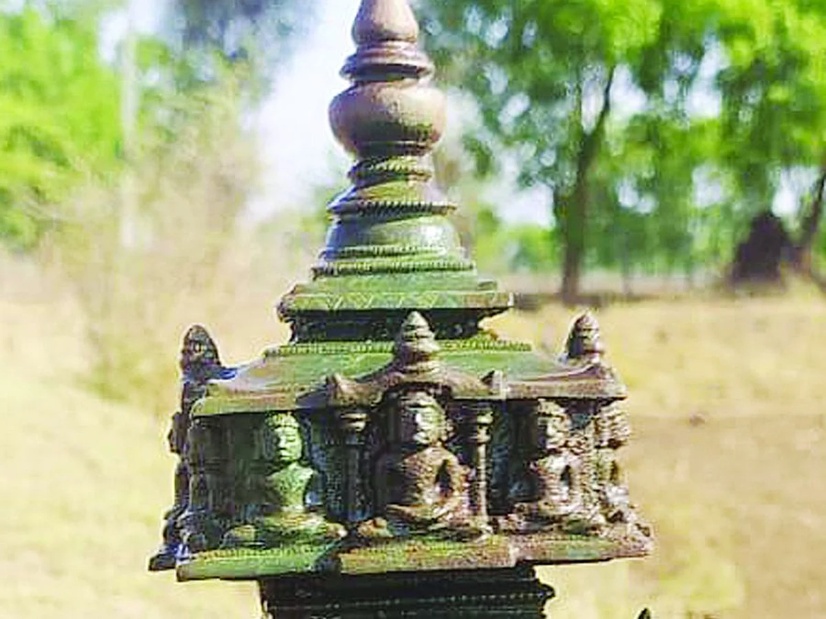 रामी शिवारात सापडले धातूचे जैन मंदिर