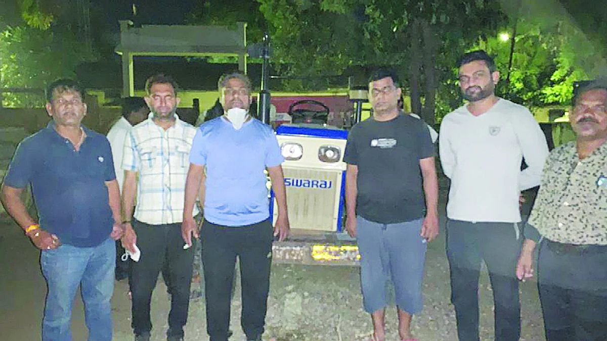 अवैध वाळू वाहतूक करणार्या ट्रॅक्टरवर कारवाई