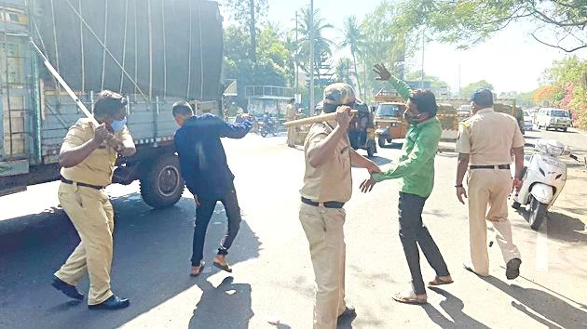 पोलिसांकडून टवाळखोरांना दंडूक्याचा प्रसाद