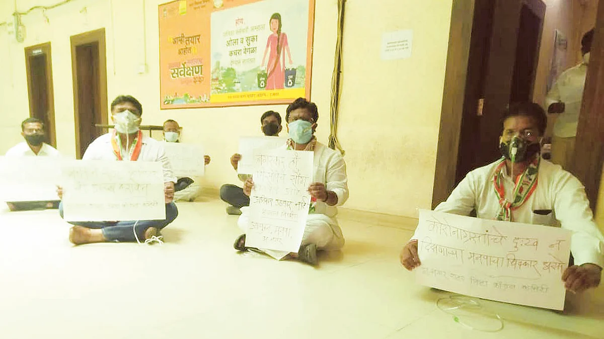 ऑक्सिजन मास्क लावून काँग्रेसचा ठिय्या