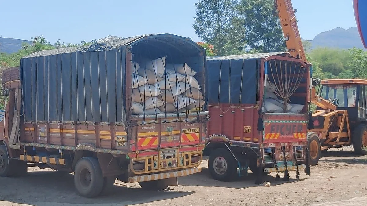 स्वस्त धान्य घेऊन जाणारे चार ट्रक संशयावरून ताब्यात