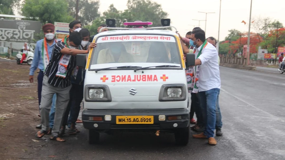 इंधन दरवाढीच्या निषेधार्थ युवक राष्ट्रवादीचे रुग्णवाहिकेला धक्का मारो