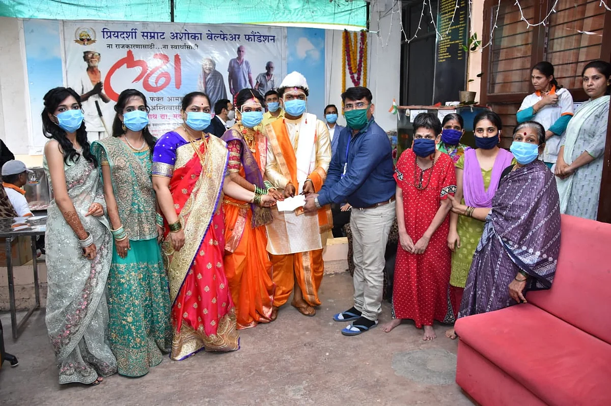 लग्नाचा वायफळ खर्च टाळून वृद्धाश्रमाला दिला धनादेश