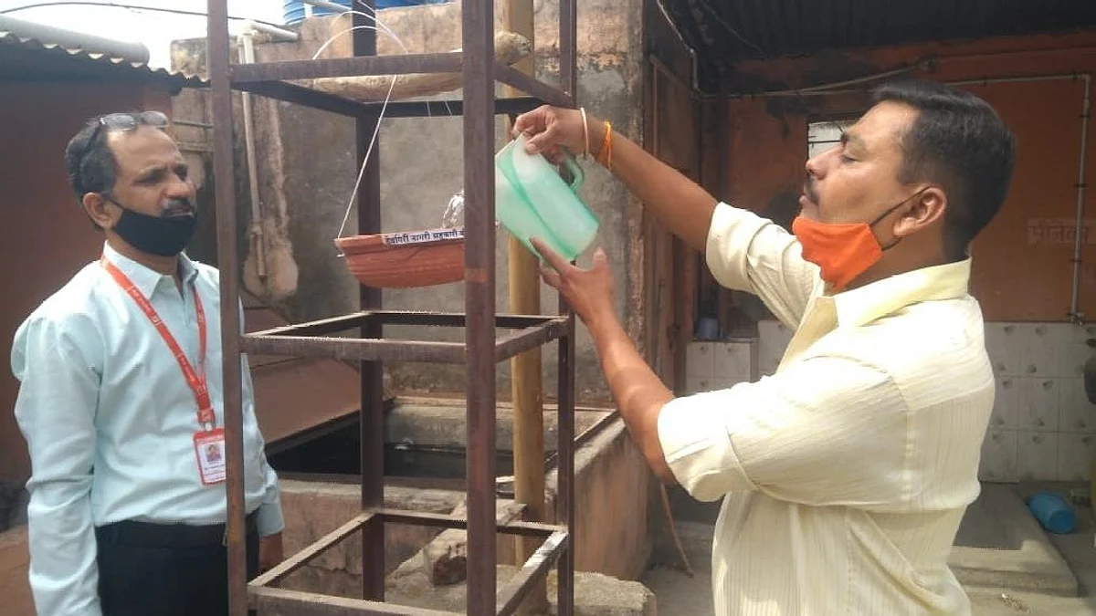 देवगिरी बँकेकडून पक्ष्यांसाठी मातीच्या भांड्यांचे वाटप