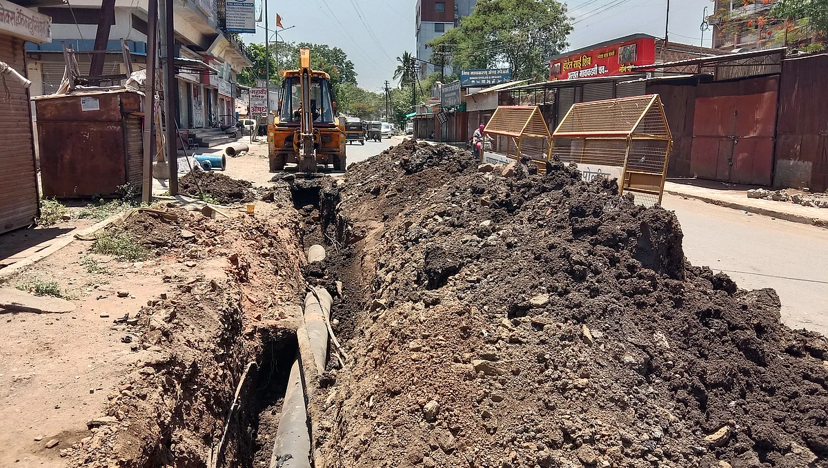 लॉकडाऊन काळात रस्त्यांचे खोदकाम