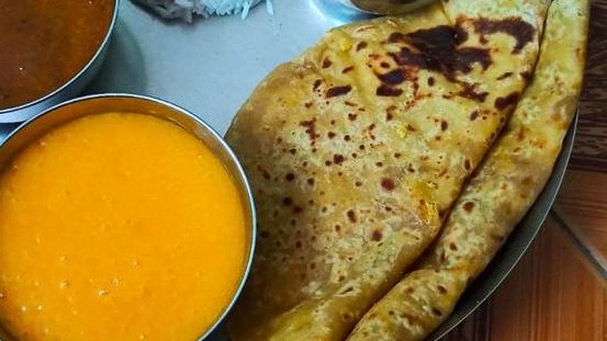 कोविड सेंटरमधील आरोग्य कर्मचाऱ्यांना आमरस पुरणपोळीचा पाहुणचार