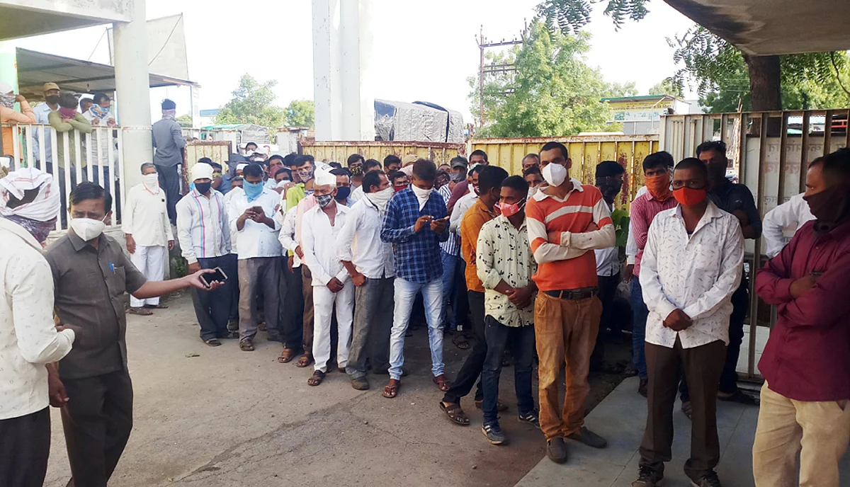 नोंदणीसाठी बाजार समितीत गर्दी