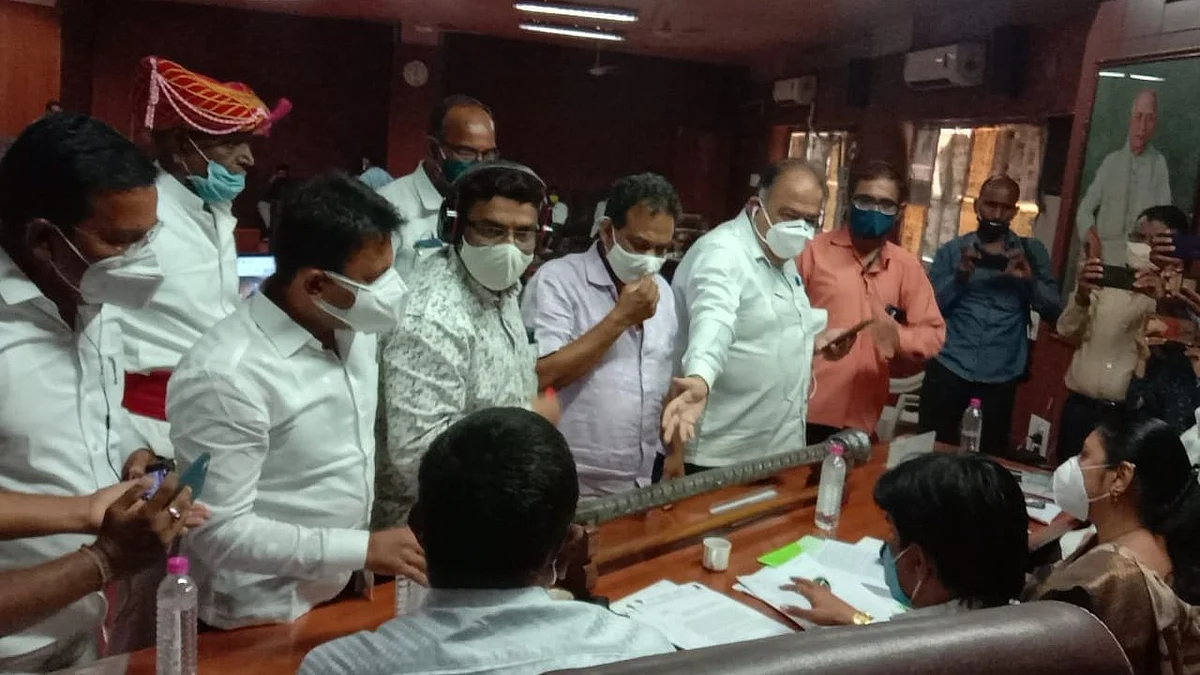 गाळ्यांसह लवादकाच्या विषयावरुन महासभेत गदारोळ