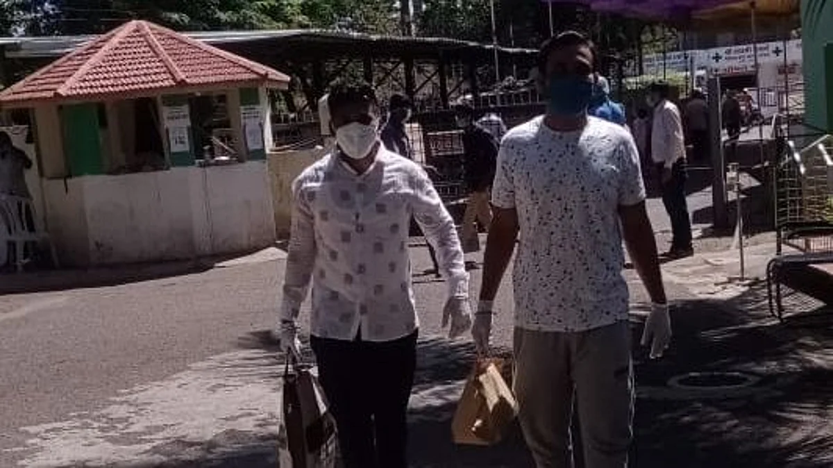 Godse distributes eggs and biscuits to Covid-19 patients