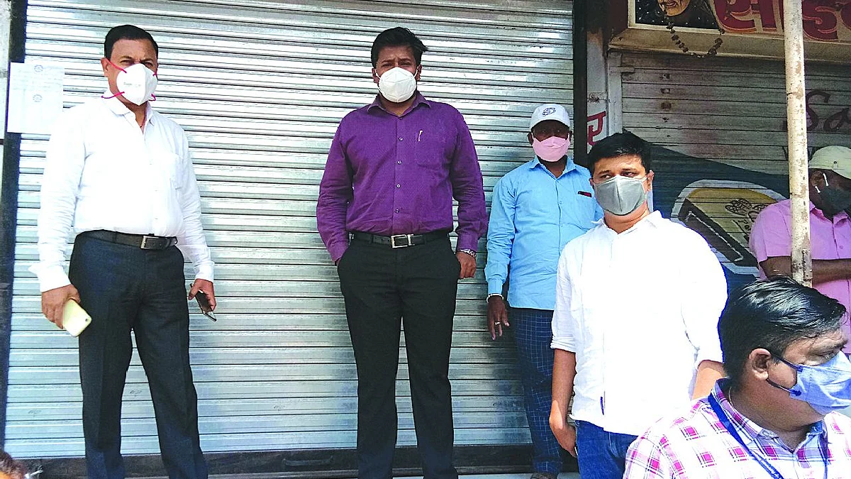 शिंदखेड्यात नियमांचे उल्लघंन,दुकाने सील