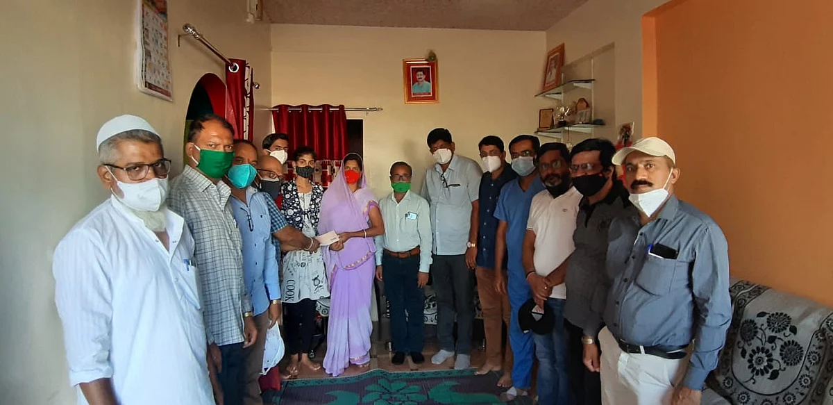 वर्गमित्राच्या कुटुंबाला ०१ लाख ११ हजाराची मदत