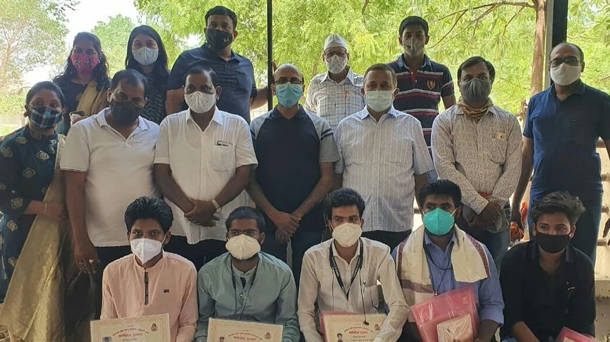 बेवारस प्रेतांवर अंत्यसंस्कार करणार्या विद्यार्थ्यांचा गौरव