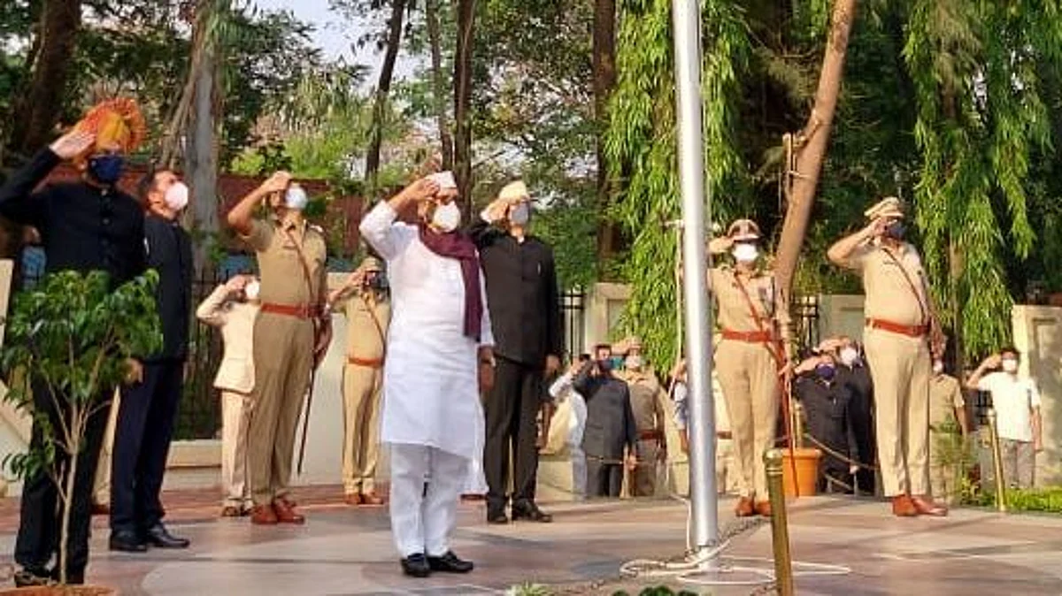 करोना नियमांचे पालन करत महाराष्ट्र दिन साजरा