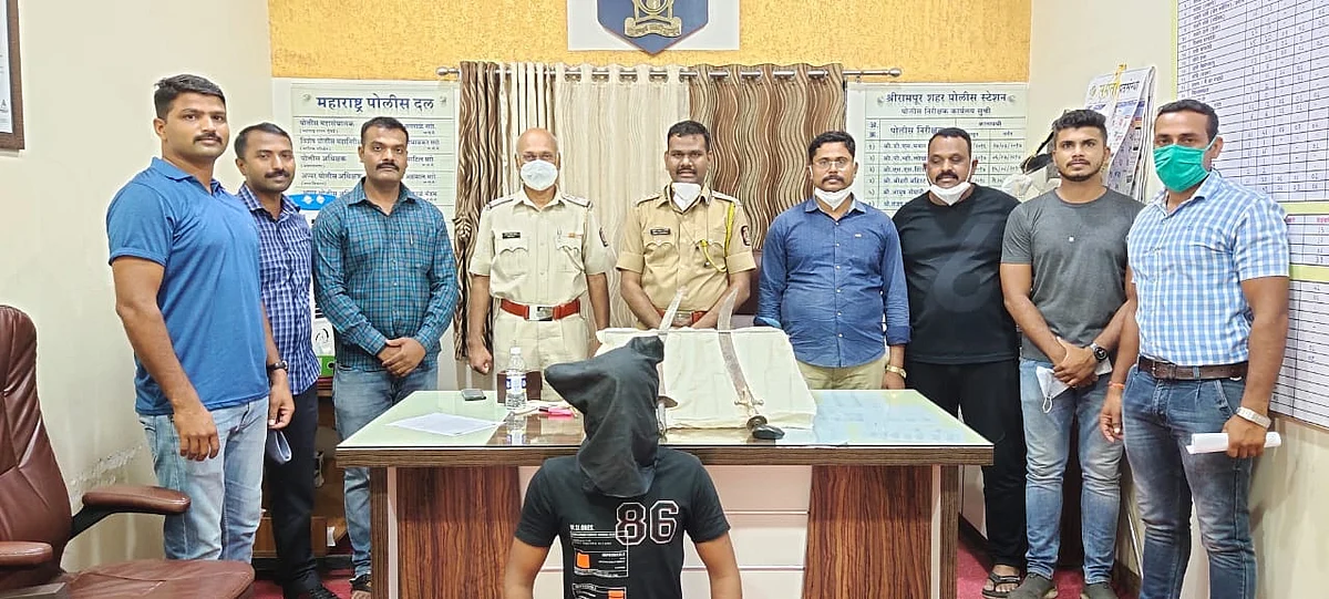दोन्ही हातात दोन तलवारी घेऊन फिरणार्या तरुणाला पोलिसांनी पकडले