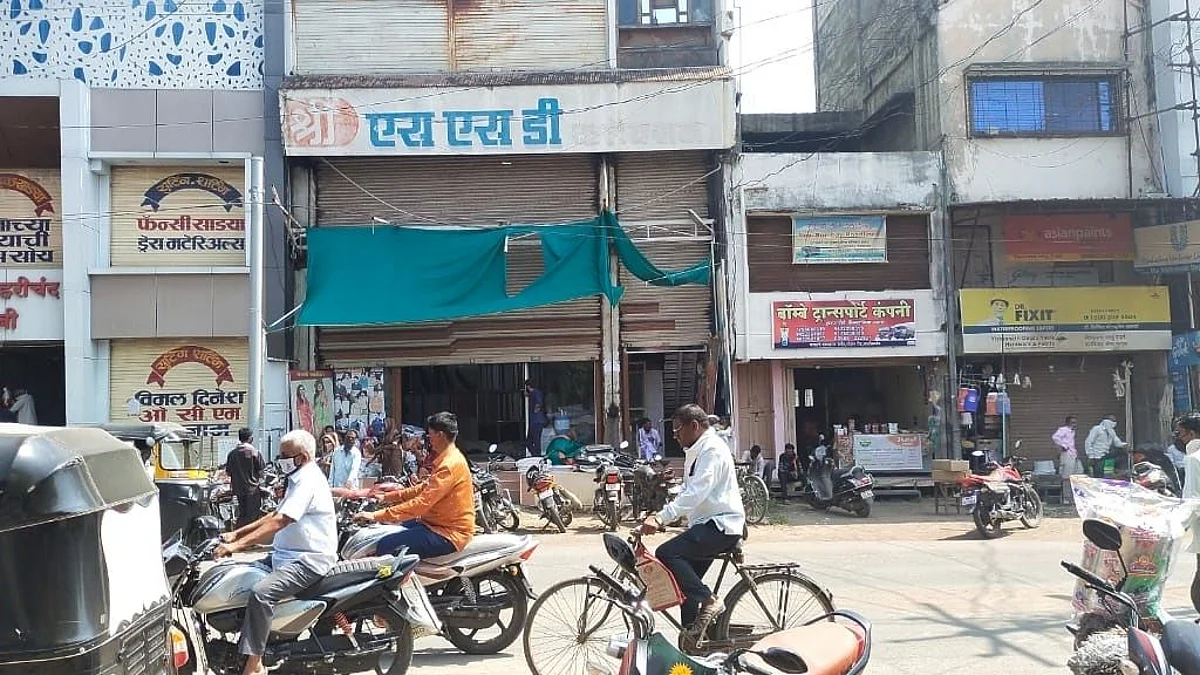 चाळीसगाव : लॉकडाऊनचे निर्बंध वार्यावर...!