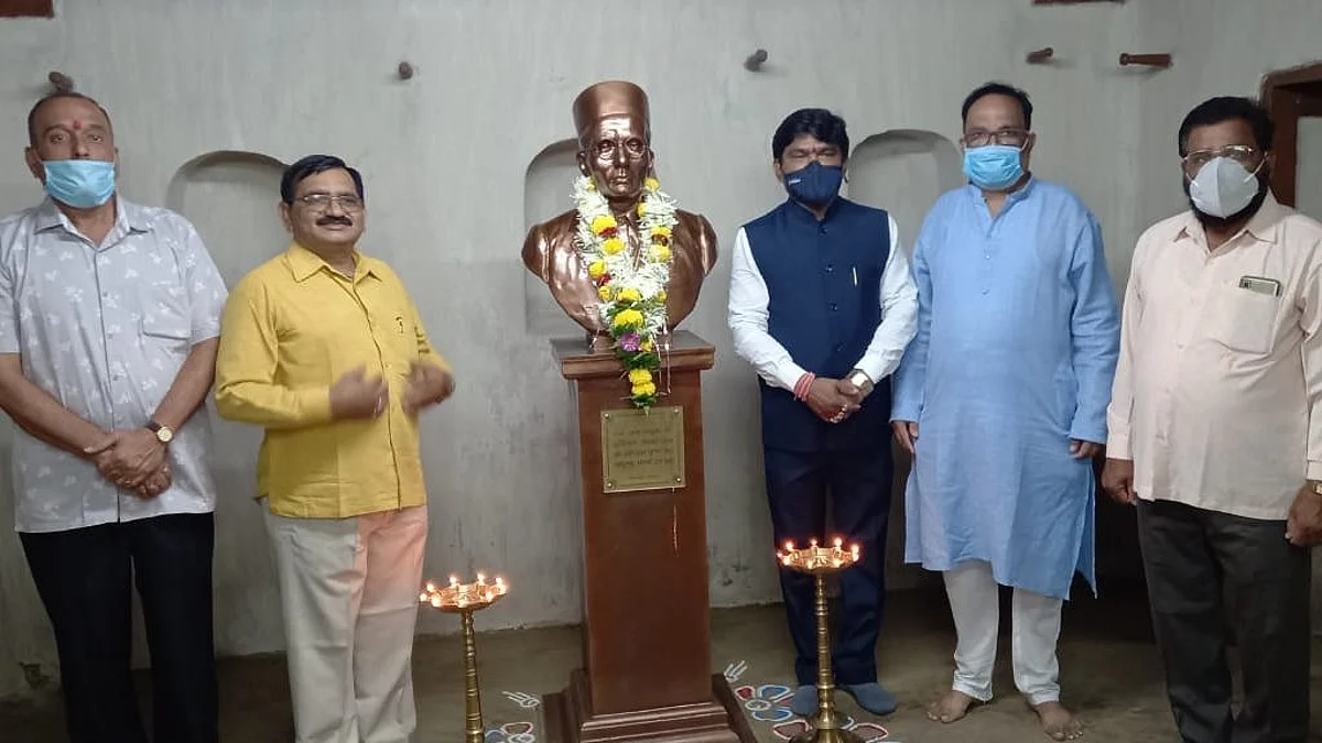 Bharat Ratna should be given to
Savarkar: MP Godse