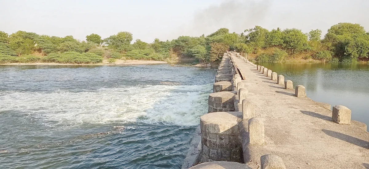 केसापूर बंधार्यावरून पडून तरुण बालंबाल बचावला