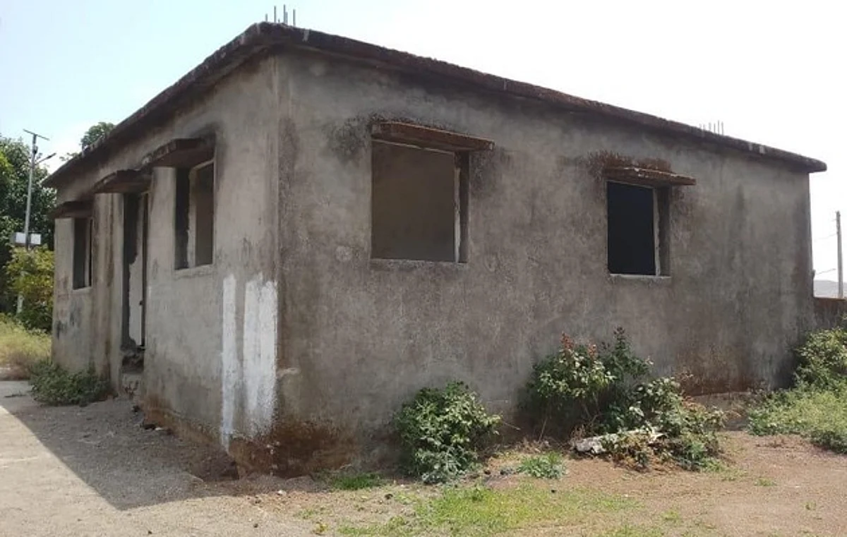 वैद्यकिय अधिकार्यांचे निवासस्थान बनले कचरा संकलन केंद्र
