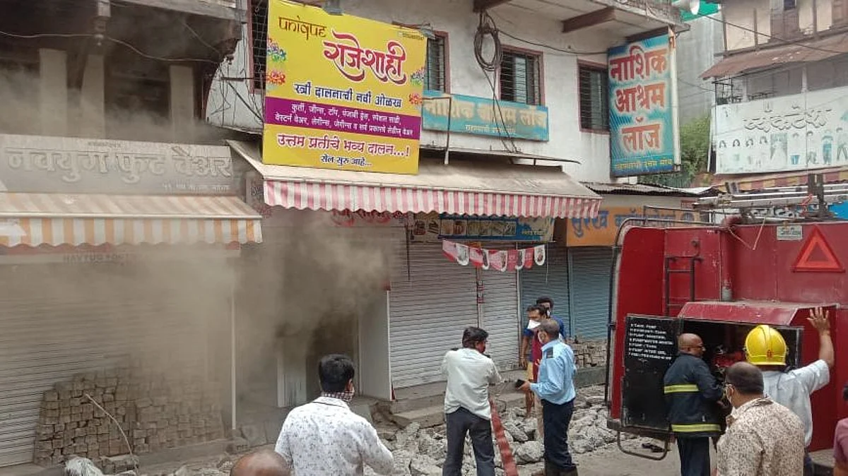 नाशिकमधील मुख्य मार्गावरील कापडाच्या दोन दुकानांना आग