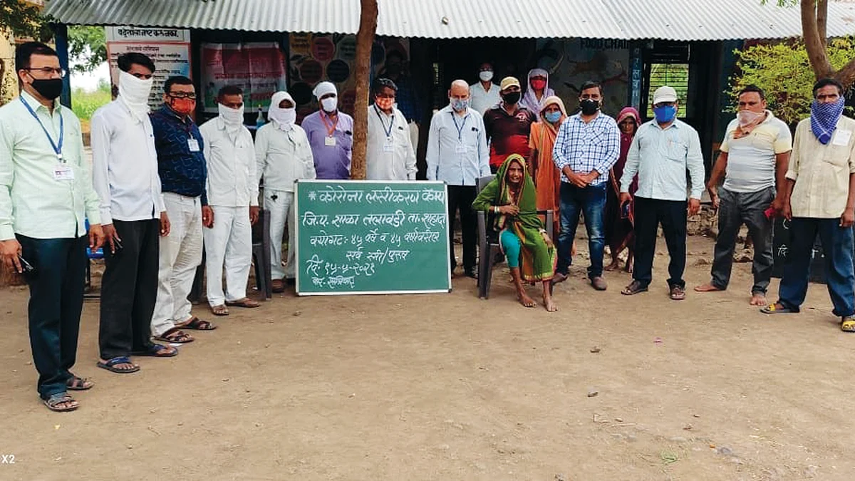 तलावडी येथे 100 वर्षीय आजीबाईंचे लसीकरण