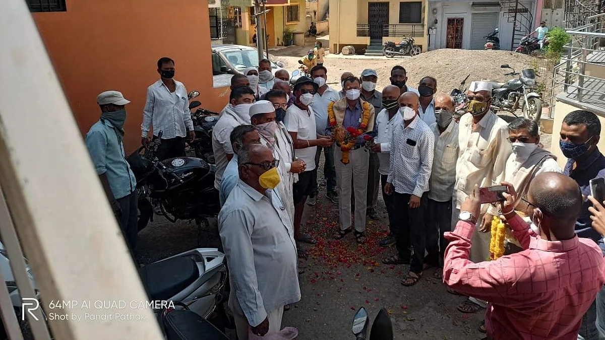 गावातले डॉ. करोनामुक्त होऊन परतले; यानंतर घडले असे काही ज्याने तुमचेही डोळे पाणावतील...