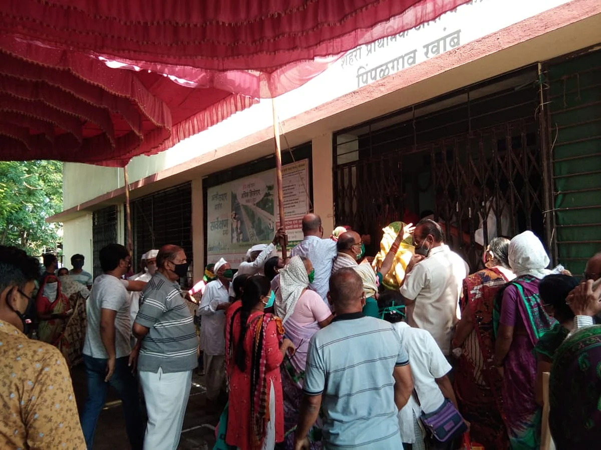 पिंपळगाव खांब आरोग्य केंद्रावर लसीकरणासाठी गर्दी