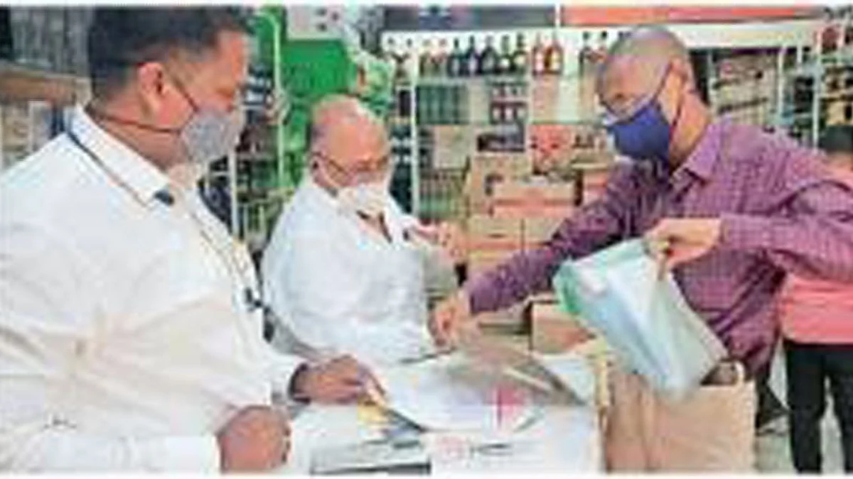 व्हिडिओ व्हायरल केल्यानंतर वाईन शॉप सील, गुन्हा दाखल