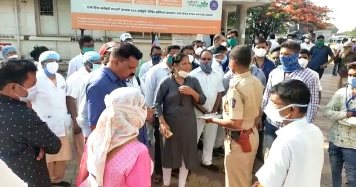 जिल्हा रुग्णालय आवारात वाहने पार्किंग करु द्या; कर्मचाऱ्यांचे आंदोलन