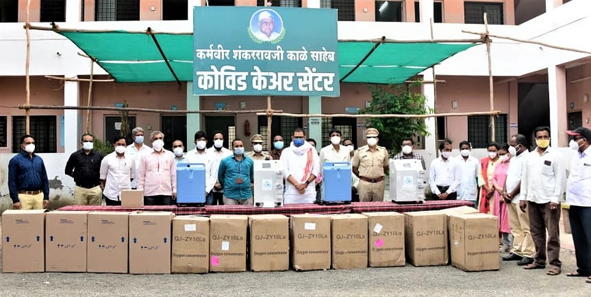 आ. काळेंकडून कर्मवीर शंकरराव काळे
कोविड सेंटरला 13 ऑक्सिजन काँसट्रेटर मशिन