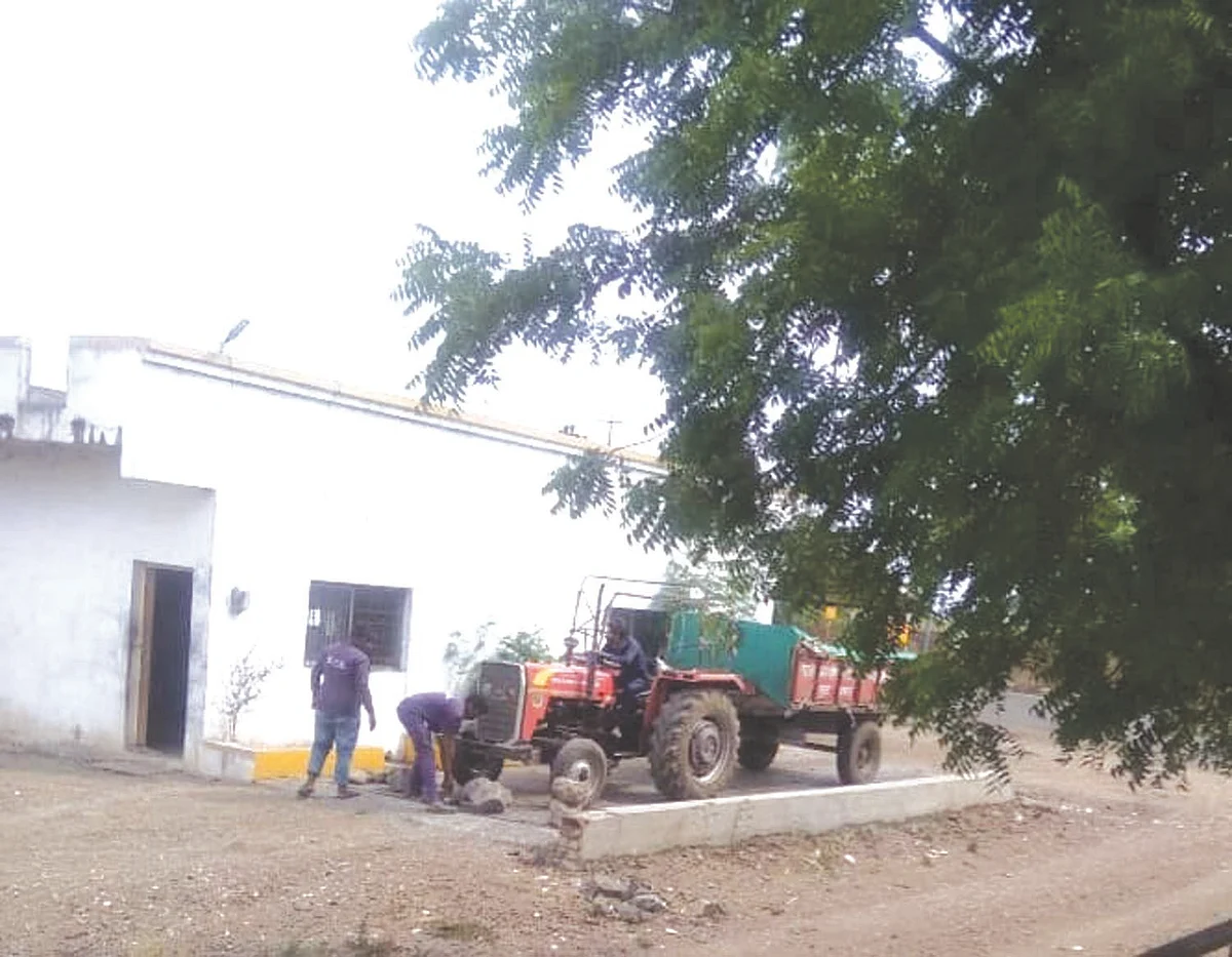 दगड आणि वजनी वस्तू ठेवून कचर्याचे वजन वाढवण्याचा गैरप्रकार उघड