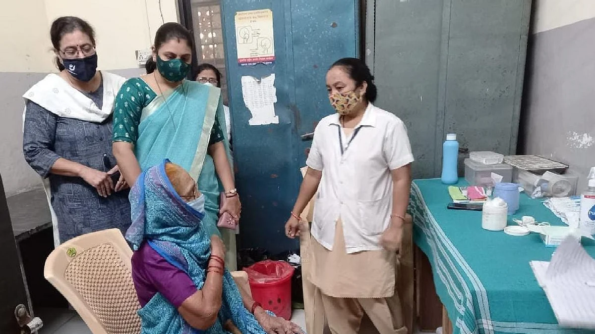 लसीकरण केंद्रावर पल्स ऑक्सिमीटरने तपासणी केल्याशिवाय लस देऊ नये