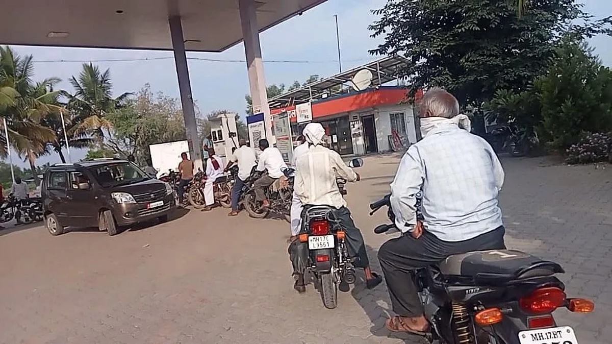 मानोरी पेट्रोलपंपावरील गर्दी देतेय करोनाला आमंत्रण