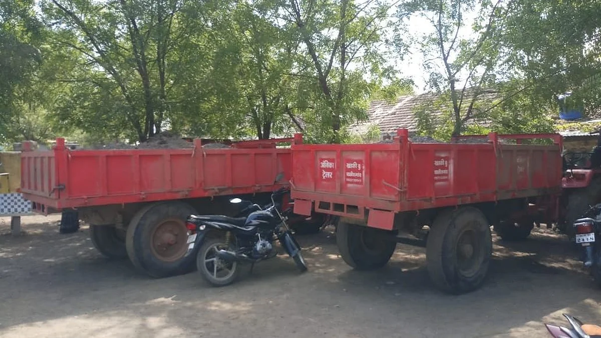 अवैध वाळू वाहतुक करणारे पाच ट्रॅक्टर जप्त