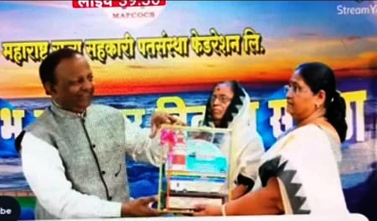 अंबिका महिला सहकारी पतसंस्थेस दीपस्तंभ पुरस्कार प्रदान