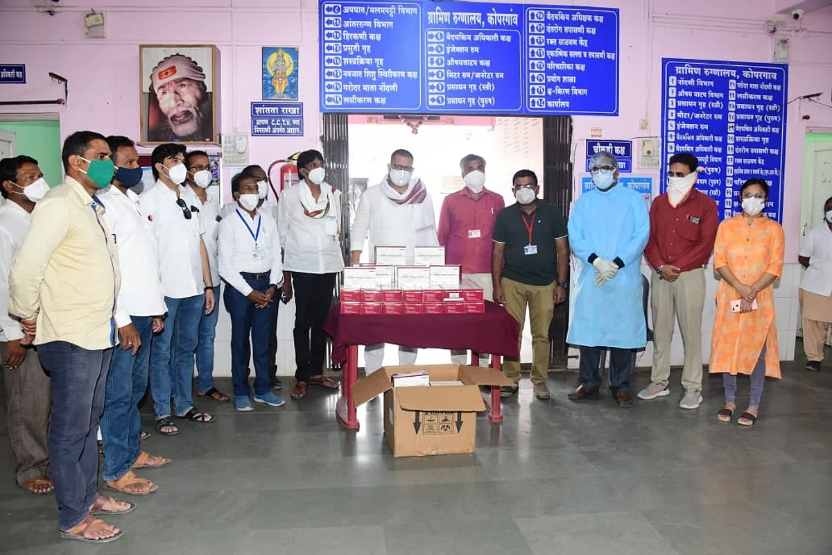 आ. काळे यांच्याकडून 2 हजार टेस्टिंग किट आरोग्य विभागाला सुपूर्द