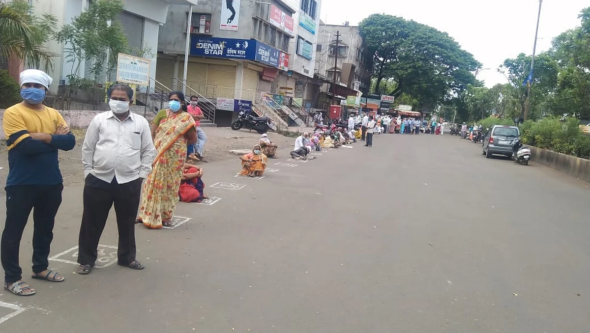लसीकरणासाठी नागरिकांनी रात्र जागून काढली