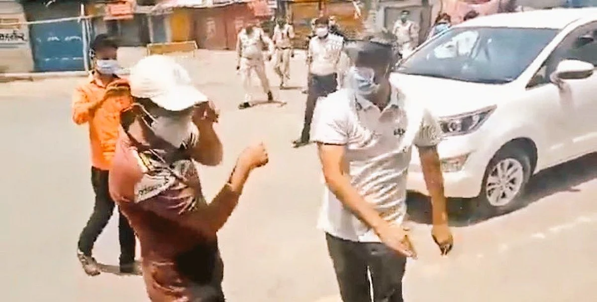 तरुणाला भररस्त्यावर कानशिलात लगावणाऱ्या जिल्हाधिकाऱ्यांची गच्छंती!