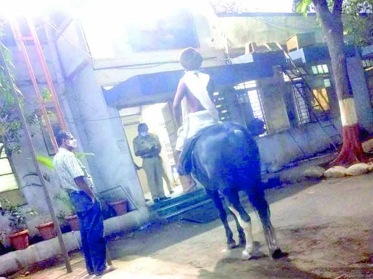 चक्क घोड्यावरच बसून महाराज तक्रारीसाठी पोलीस ठाण्यात