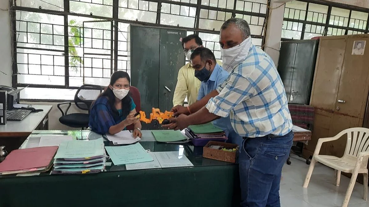 चाळीसगाव : नाले सफाईसाठी होत नसल्याने नगरपरिषदेला जेसीबी भेट!