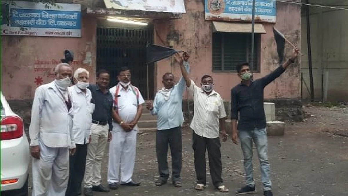 केंद्रात ७ वर्ष पूर्ण केलेल्या मोदी सरकारचा काळे झेंडे दाखवून निषेध