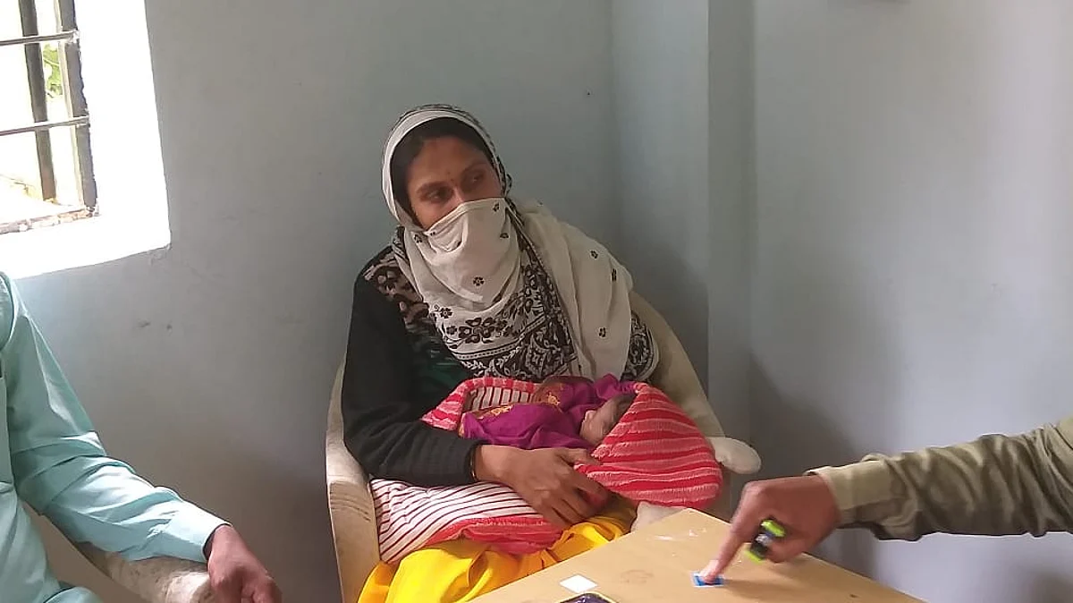 कर्तव्यदक्ष सरपंच आईच्या कुशीतून ९ दिवसाच्या मुलीने पाहिला गावकीचा गाव कारभार!