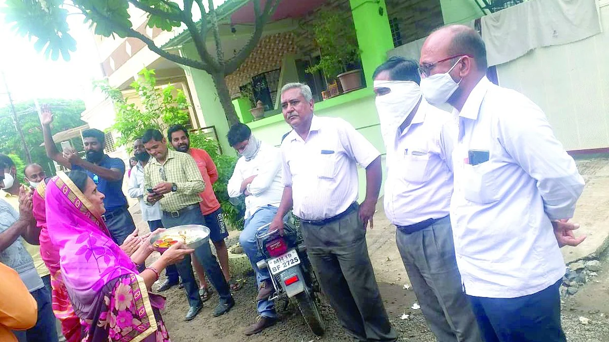 खराब रस्त्यांमुळे केली अधिकार्यांची आरती