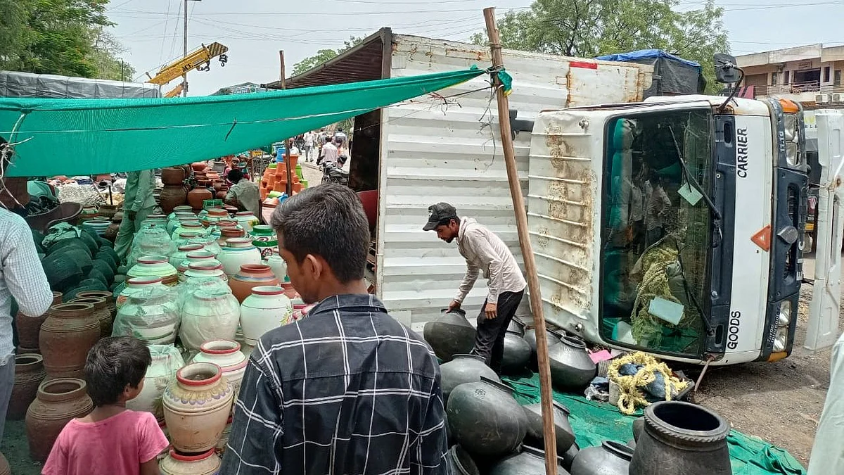 अजिंठा चौफुलीजवळ ट्रक पलटी झाल्याने माठ विक्रेत्यांचे नुकसान