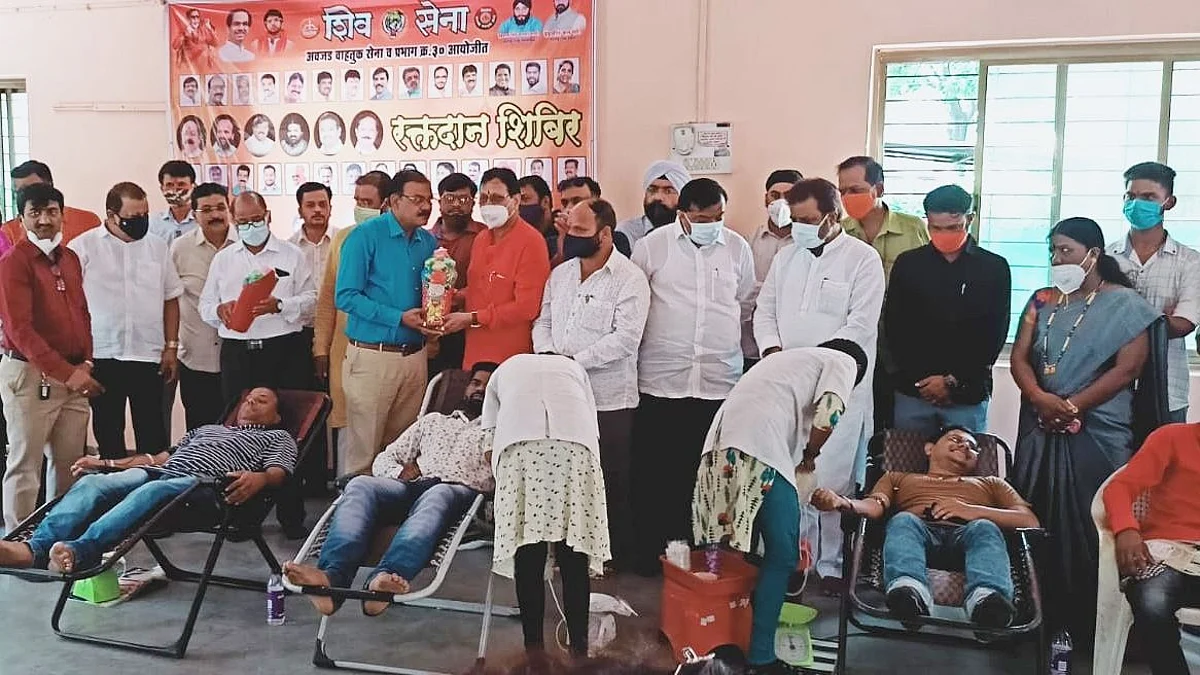 रक्तदानाच्या कार्यास वाहून घेणाऱ्या शिवसैनिकांना मानाचा मुजरा