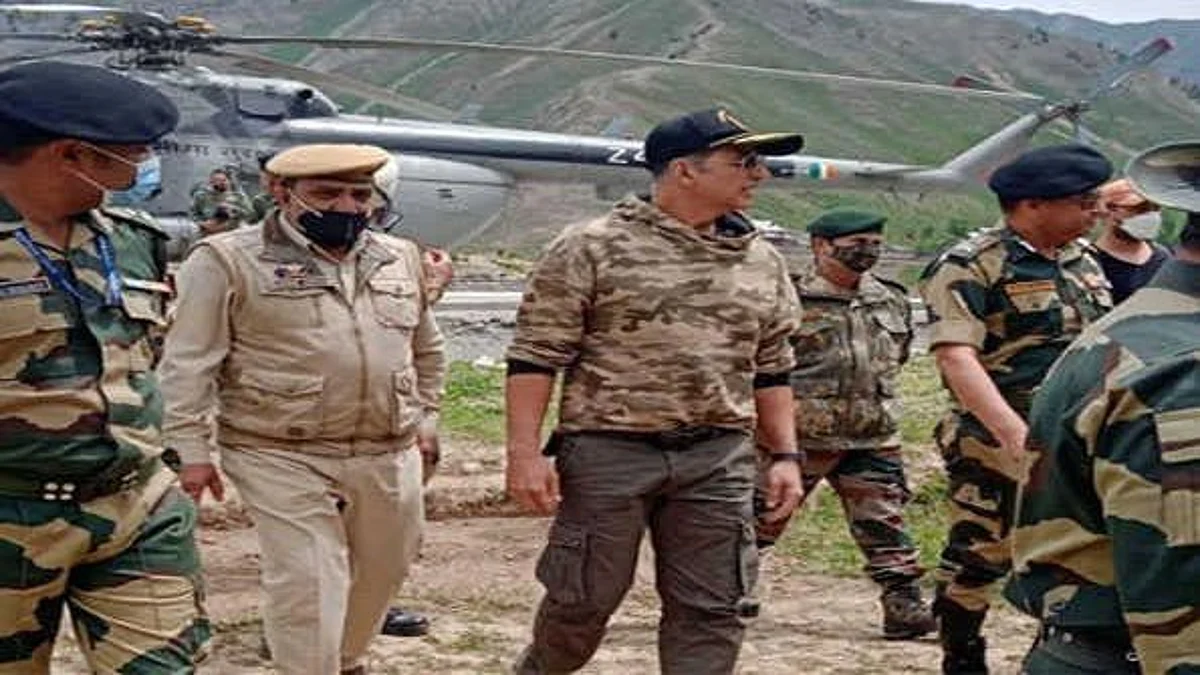 Akshay Kumar visits forward area in Kashmir