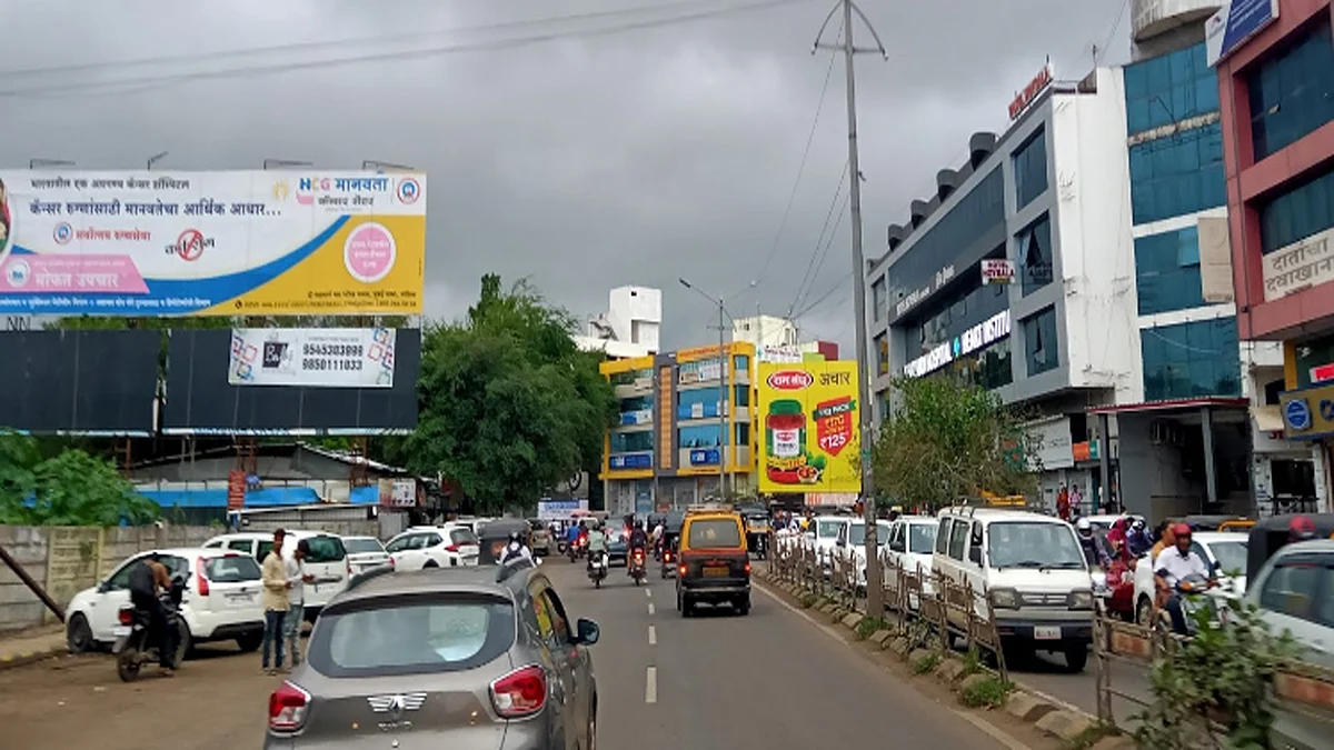 मुंबईनाका परिसरात वाहतुक कोंडी; टेम्पो - कारचा किरकोळ अपघात