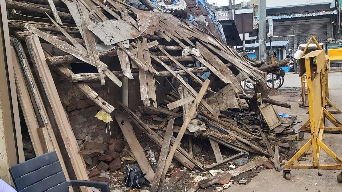 नाशिकमध्ये धोकादायक घर कोसळले