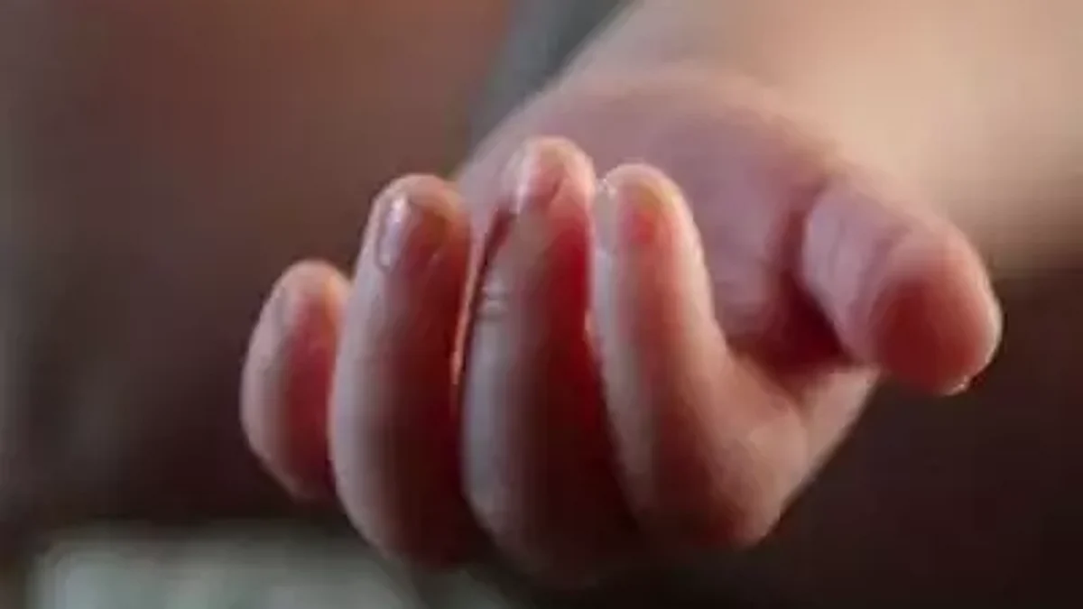 ग्रामीण रुग्णालयाने उपचार करण्यास विलंब केल्यामुळे सर्पदंश झालेल्या आदिवासी मुलीचा मृत्यू