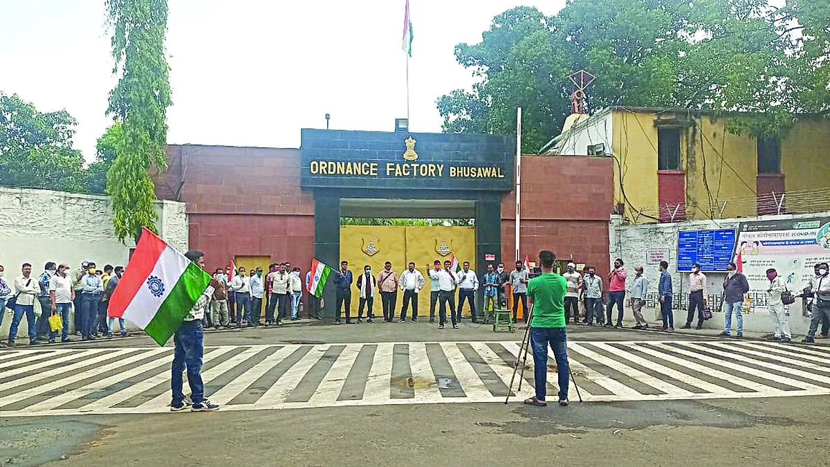 भुसावळ : आयुध निर्माणीत कर्मचार्यांचा आक्रोश