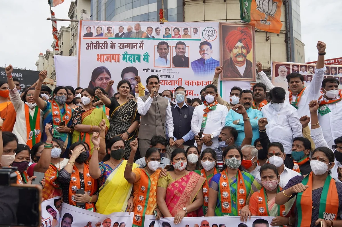 महाविकास आघाडी सरकारमुळेच ओबीसी समाजाला रस्त्यावर उतरायला लागले - पंकजा मुंडे